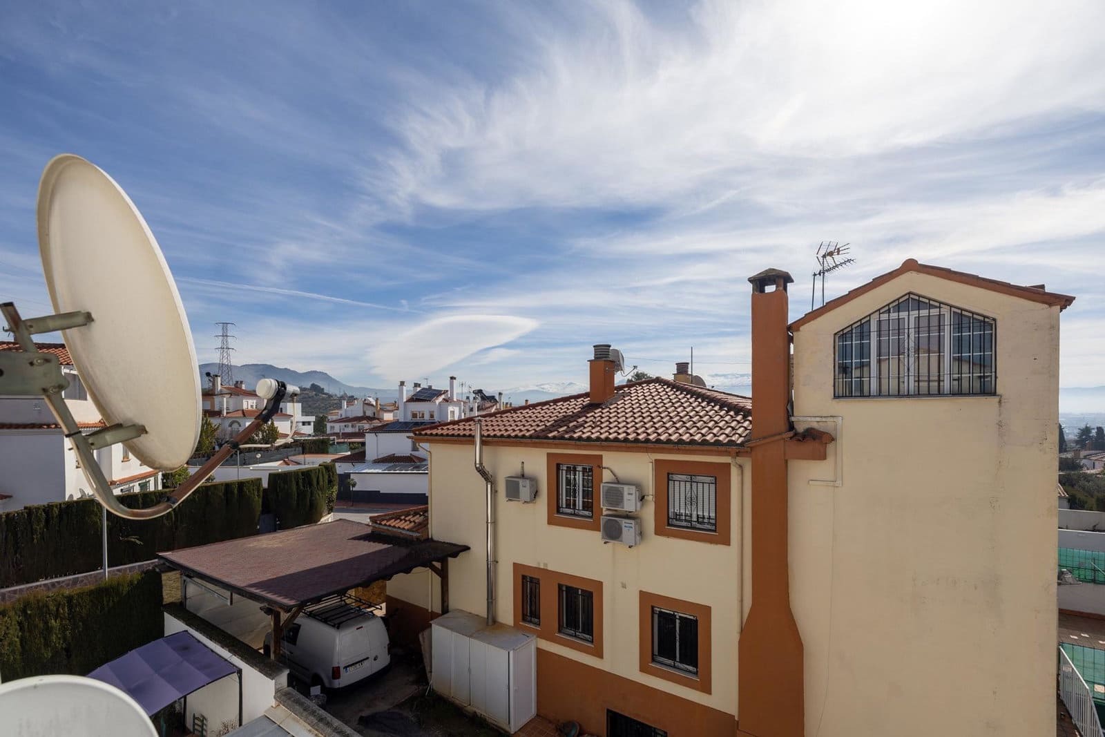 Adosado de 4 habitaciones en Peligros en venta con piscina garaje - 420.000 € (Ref: 10187546)