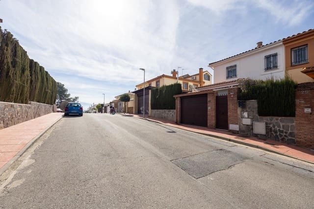 Adosado de 4 habitaciones en Peligros en venta con piscina garaje - 420.000 € (Ref: 10187546)