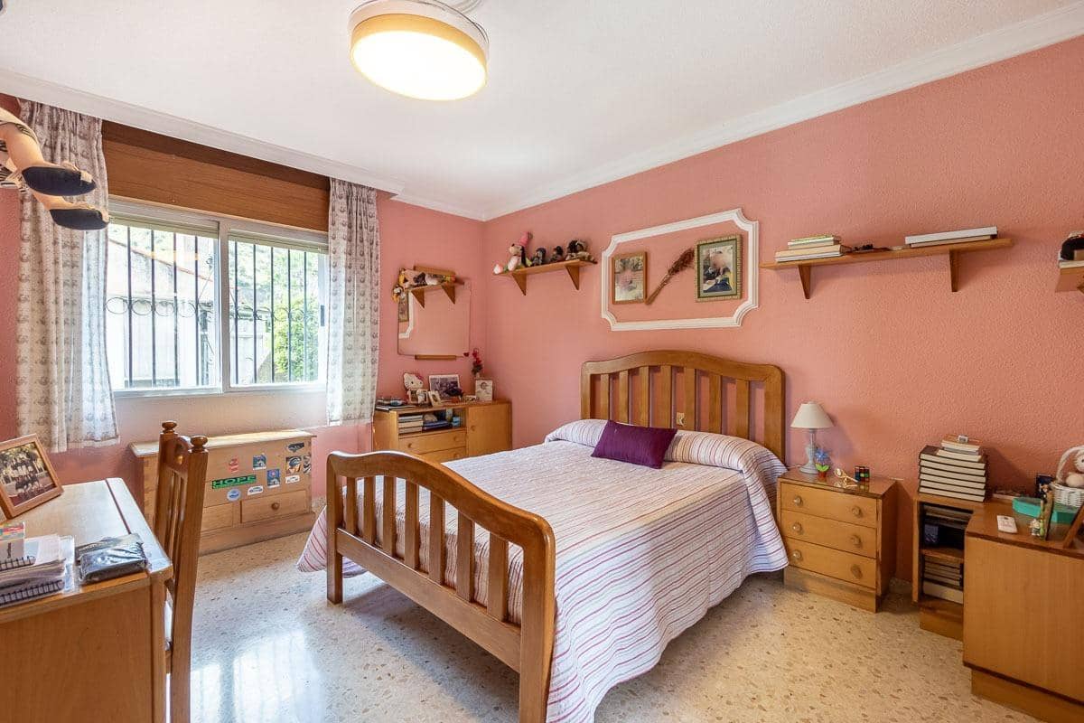 4 quarto Moradia para venda em Pinos Genil com piscina garagem - 339 000 € (Ref: 8318147)
