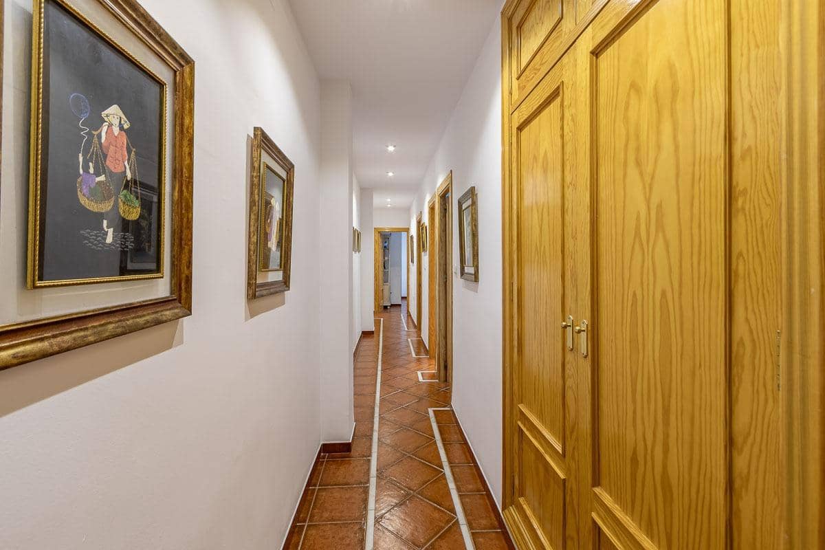 4 bedroom Villa for sale in La Zubia with pool - € 650,000 (Ref: 8438810)