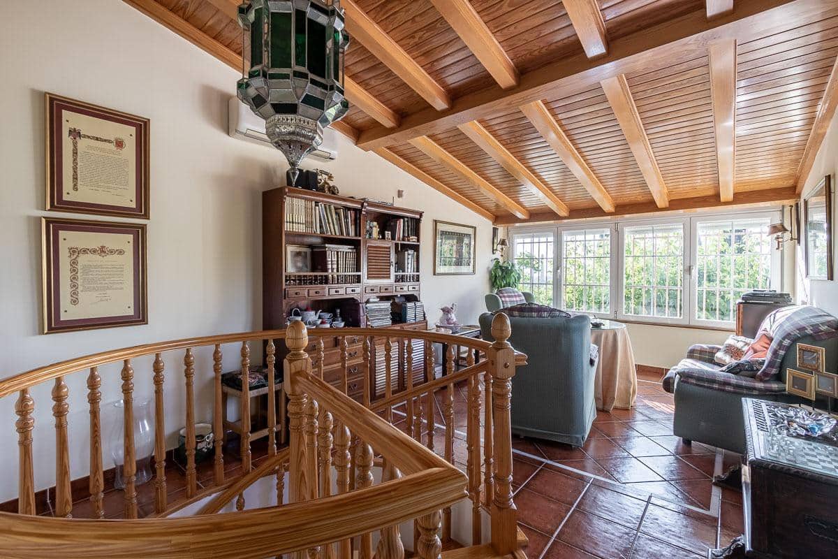 4 bedroom Villa for sale in La Zubia with pool - € 650,000 (Ref: 8438810)