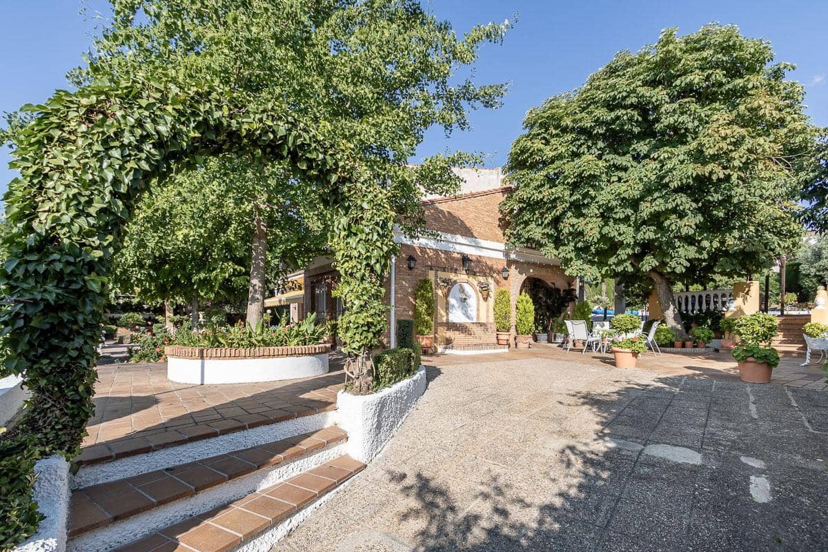 4 bedroom Villa for sale in La Zubia with pool - € 650,000 (Ref: 8438810)