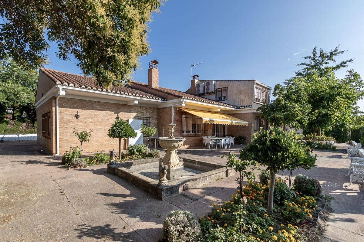 4 bedroom Villa for sale in La Zubia with pool - € 650,000 (Ref: 8438810)