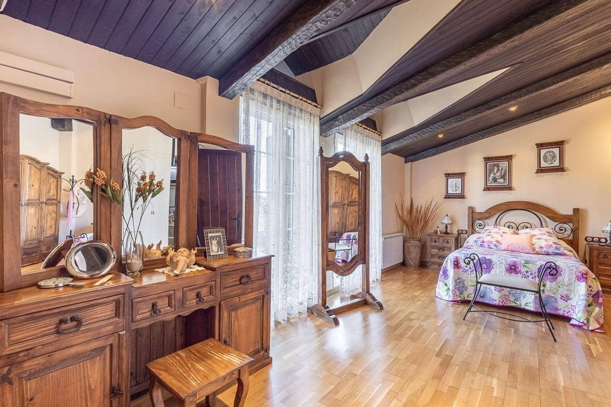 4 soveværelse Villa til salg i Iznalloz med swimmingpool garage - € 398.000 (Ref: 8536677)