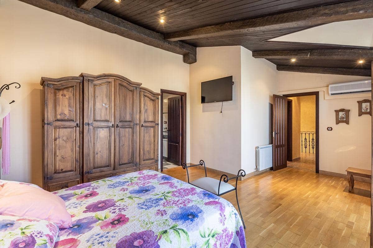 4 soveværelse Villa til salg i Iznalloz med swimmingpool garage - € 398.000 (Ref: 8536677)