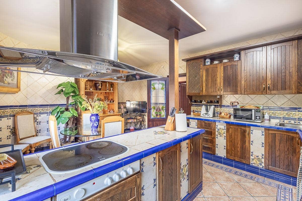 4 soveværelse Villa til salg i Iznalloz med swimmingpool garage - € 398.000 (Ref: 8536677)