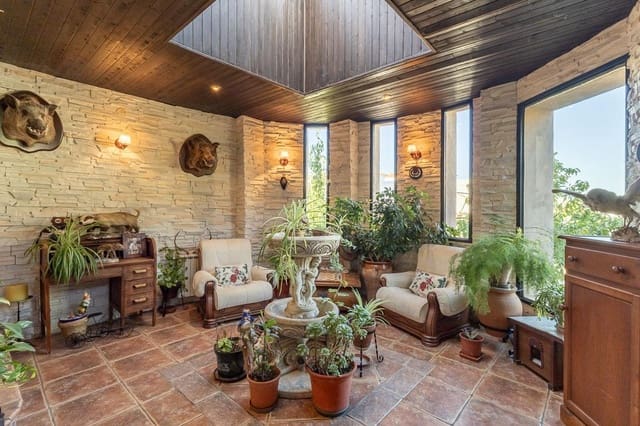 4 soveværelse Villa til salg i Iznalloz med swimmingpool garage - € 398.000 (Ref: 8536677)