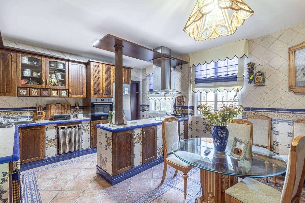 4 soveværelse Villa til salg i Iznalloz med swimmingpool garage - € 398.000 (Ref: 8536677)