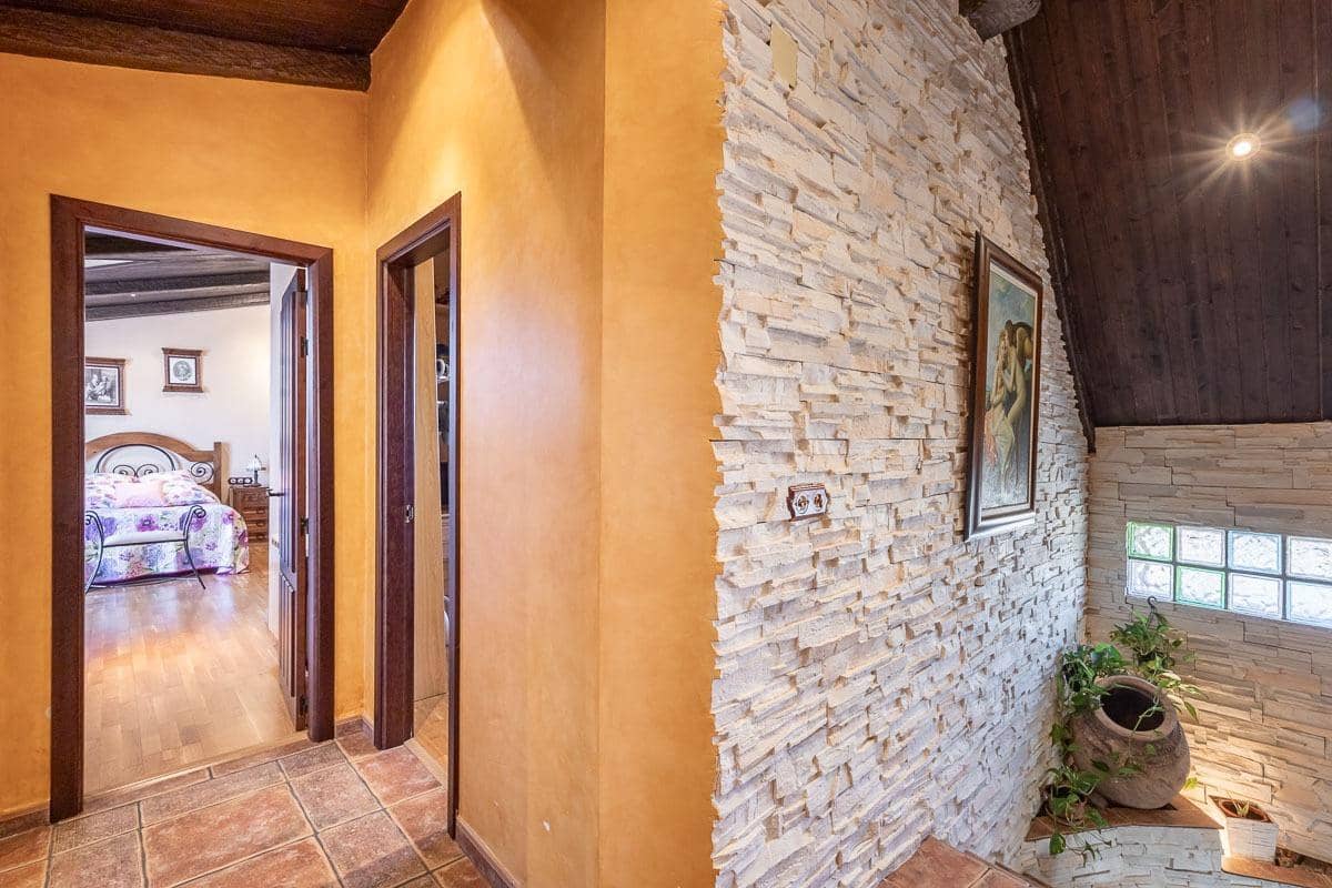 4 soveværelse Villa til salg i Iznalloz med swimmingpool garage - € 398.000 (Ref: 8536677)