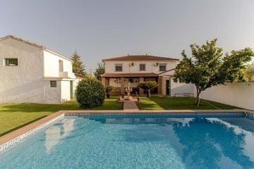 4 bedroom Villa for sale in Moraleda de Zafayona with pool garage - € 599,000 (Ref: 8574249)