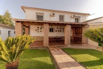4 bedroom Villa for sale in Moraleda de Zafayona with pool garage - € 599,000 (Ref: 8574249)