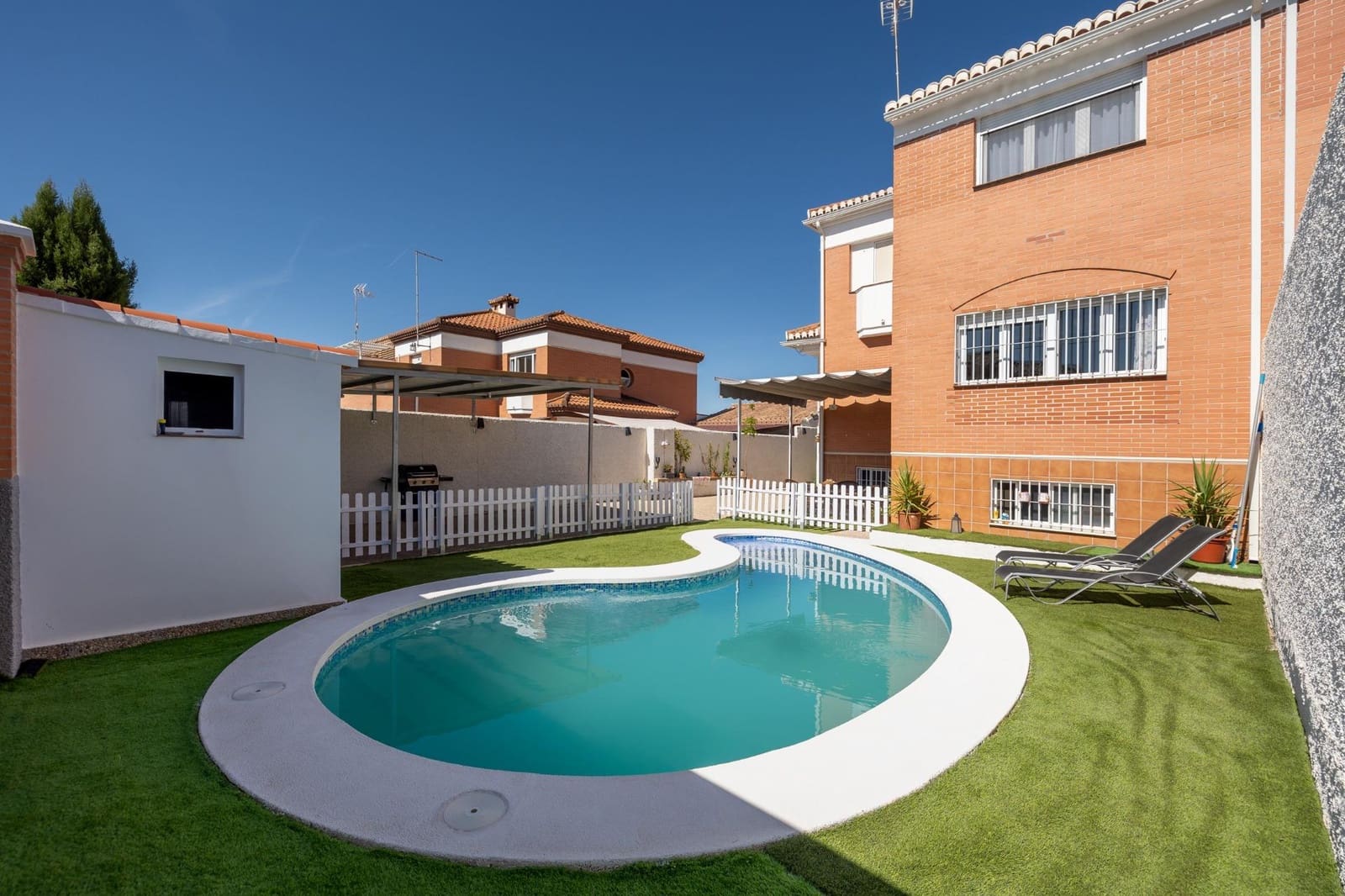 4 bedroom Terraced Villa for sale in Albolote with pool garage - € 435,000 (Ref: 8599703)