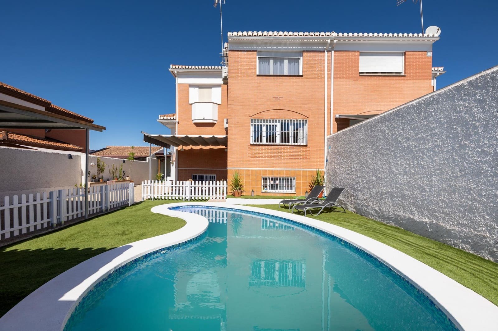 4 bedroom Terraced Villa for sale in Albolote with pool garage - € 435,000 (Ref: 8599703)