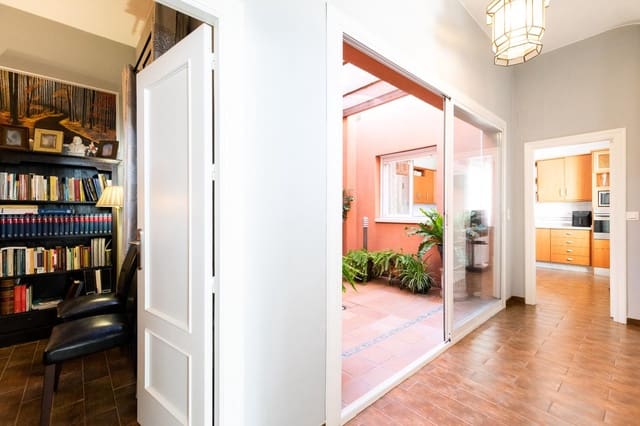 4 bedroom Villa for sale in Granada city with garage - € 319,900 (Ref: 8630287)