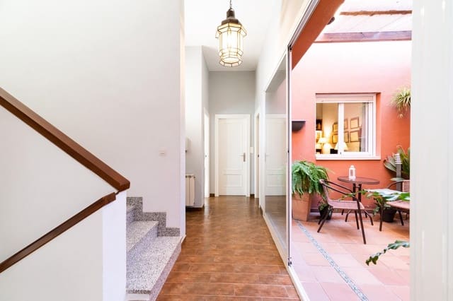 4 bedroom Villa for sale in Granada city with garage - € 319,900 (Ref: 8630287)