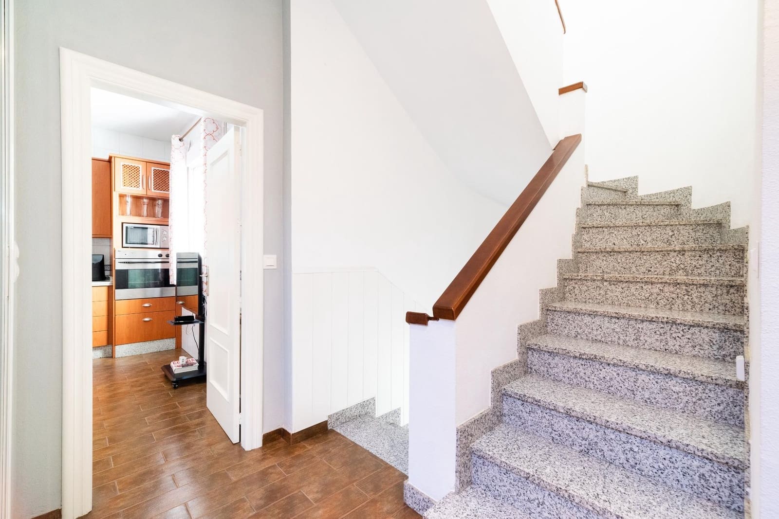 4 bedroom Villa for sale in Granada city with garage - € 319,900 (Ref: 8630287)