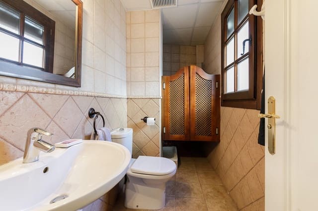3 slaapkamer Rijtjeshuis te koop in Granada stad met garage - € 640.000 (Ref: 8697964)