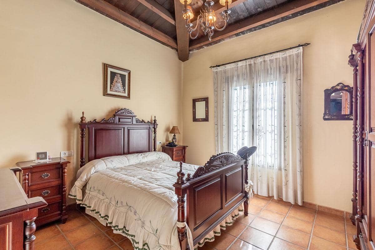 4 makuuhuone Huvila myytävänä paikassa La Zubia mukana 
autotalli - 795 000 € (Ref: 8716181)