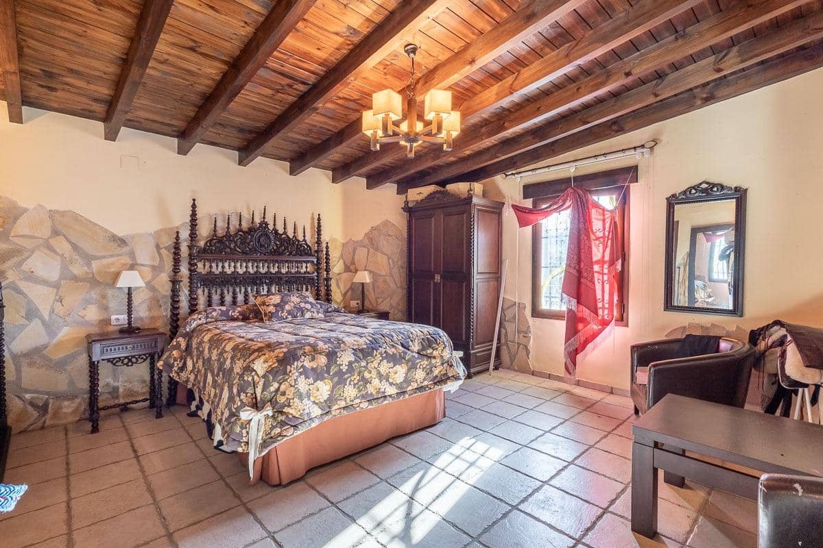 4 makuuhuone Huvila myytävänä paikassa La Zubia mukana 
autotalli - 795 000 € (Ref: 8716181)