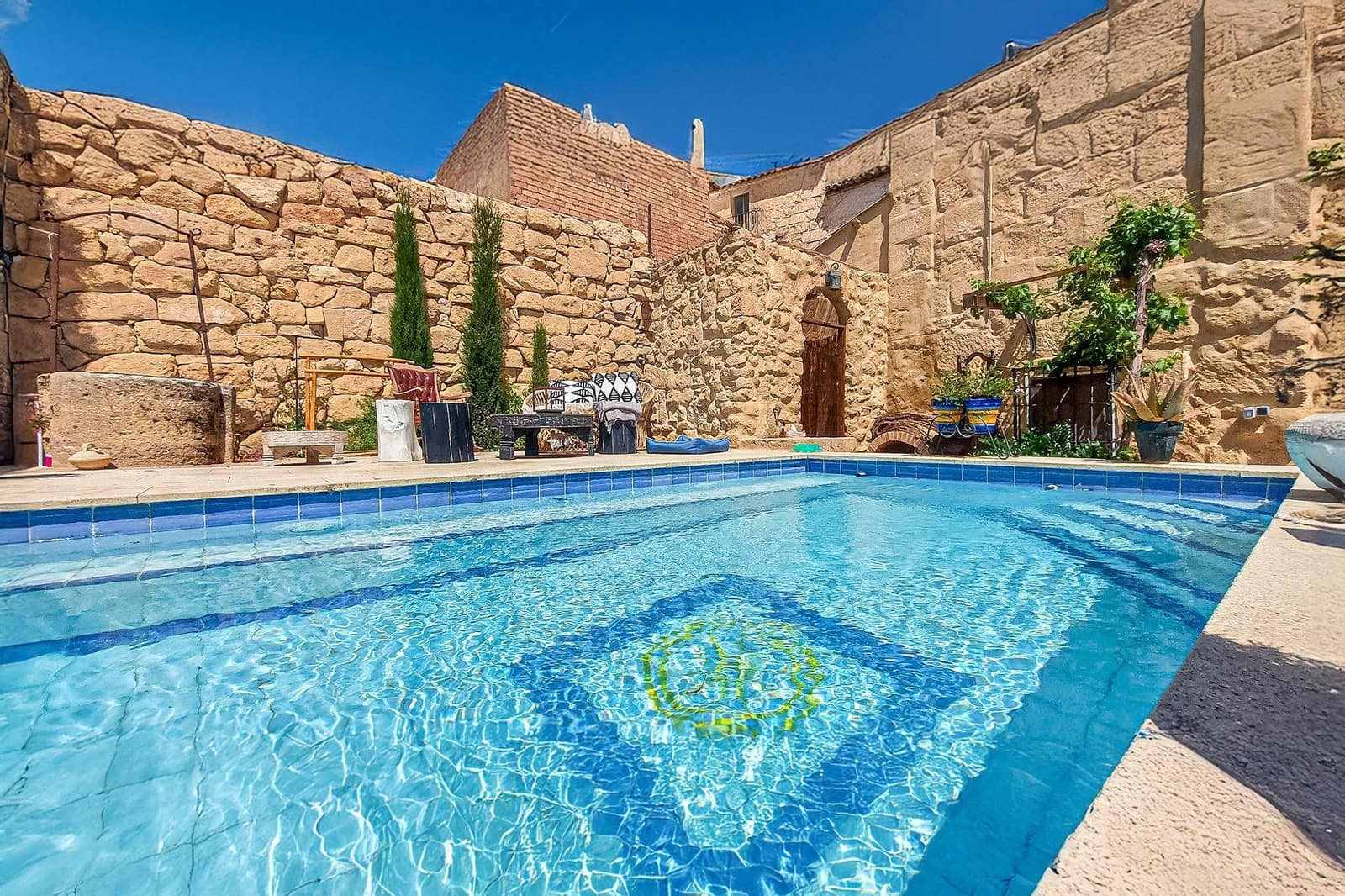 6 bedroom Commercial for sale in Alcala la Real with pool garage - € 550,000 (Ref: 8747749)