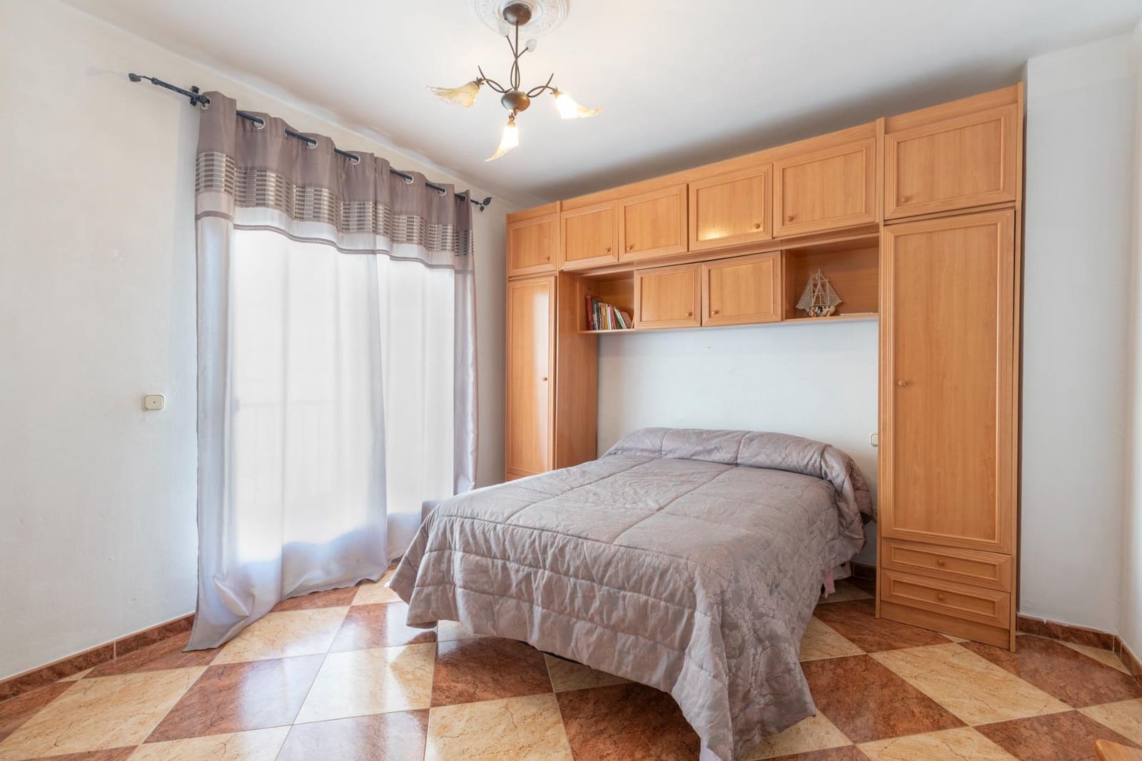 4 bedroom Villa for sale in Illora with garage - € 160,000 (Ref: 8851454)