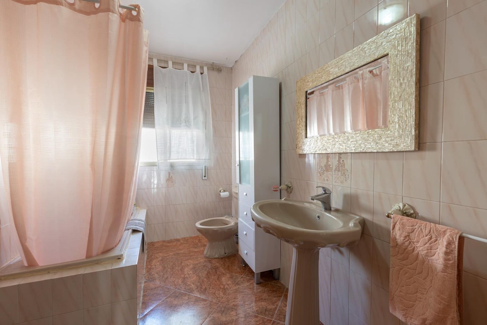 4 bedroom Villa for sale in Illora with garage - € 160,000 (Ref: 8851454)