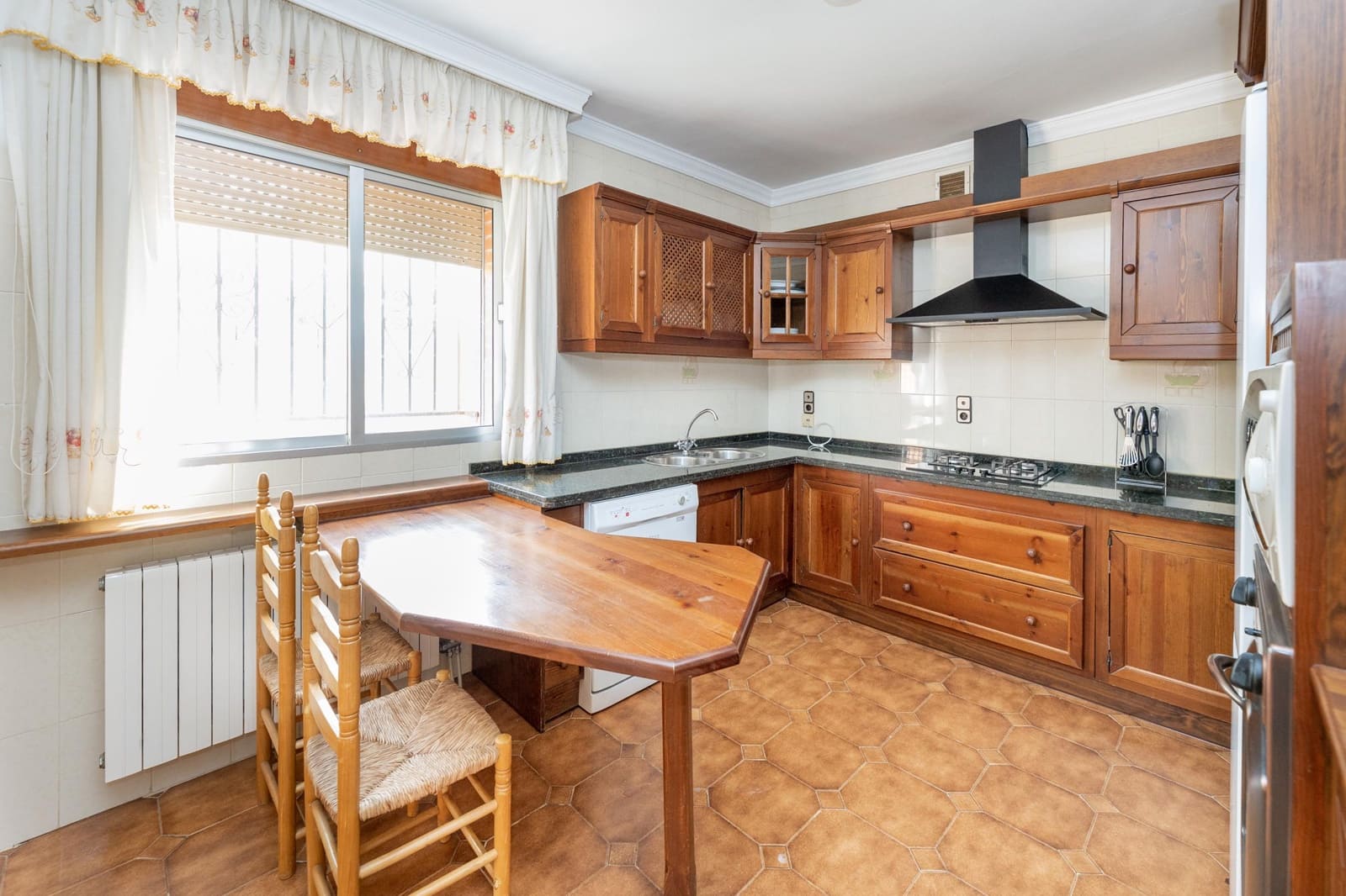 7 soveværelse Villa til salg i Huetor Santillan med swimmingpool garage - € 365.000 (Ref: 8860349)