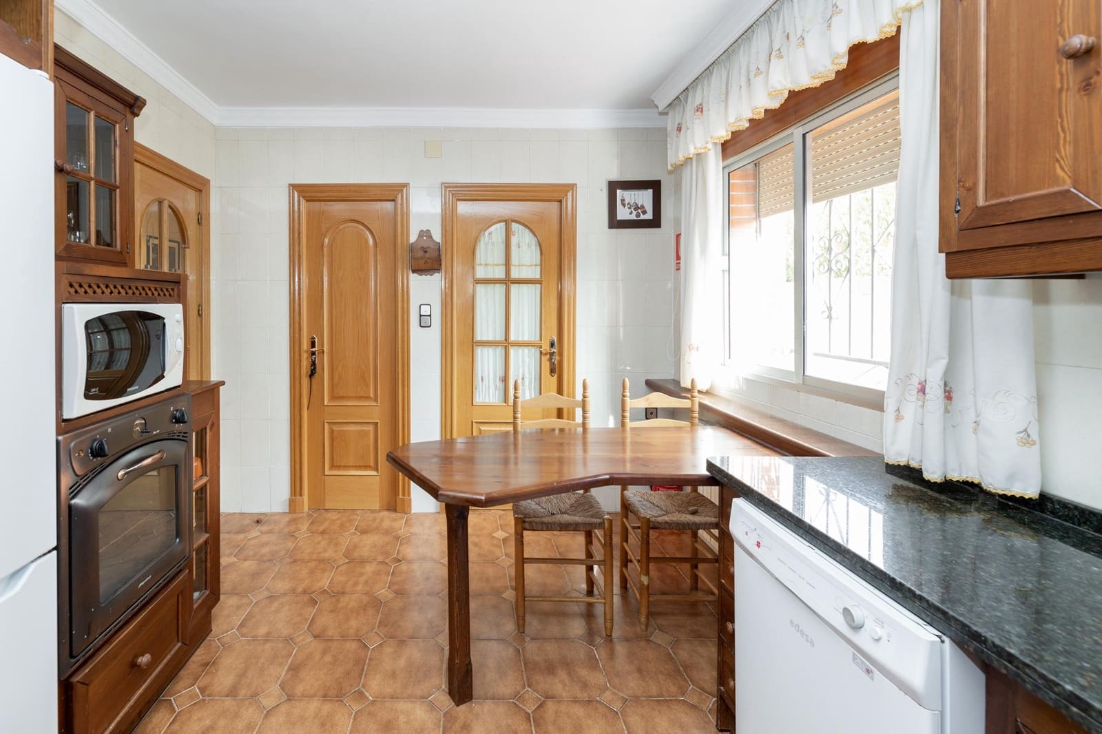 7 soveværelse Villa til salg i Huetor Santillan med swimmingpool garage - € 365.000 (Ref: 8860349)