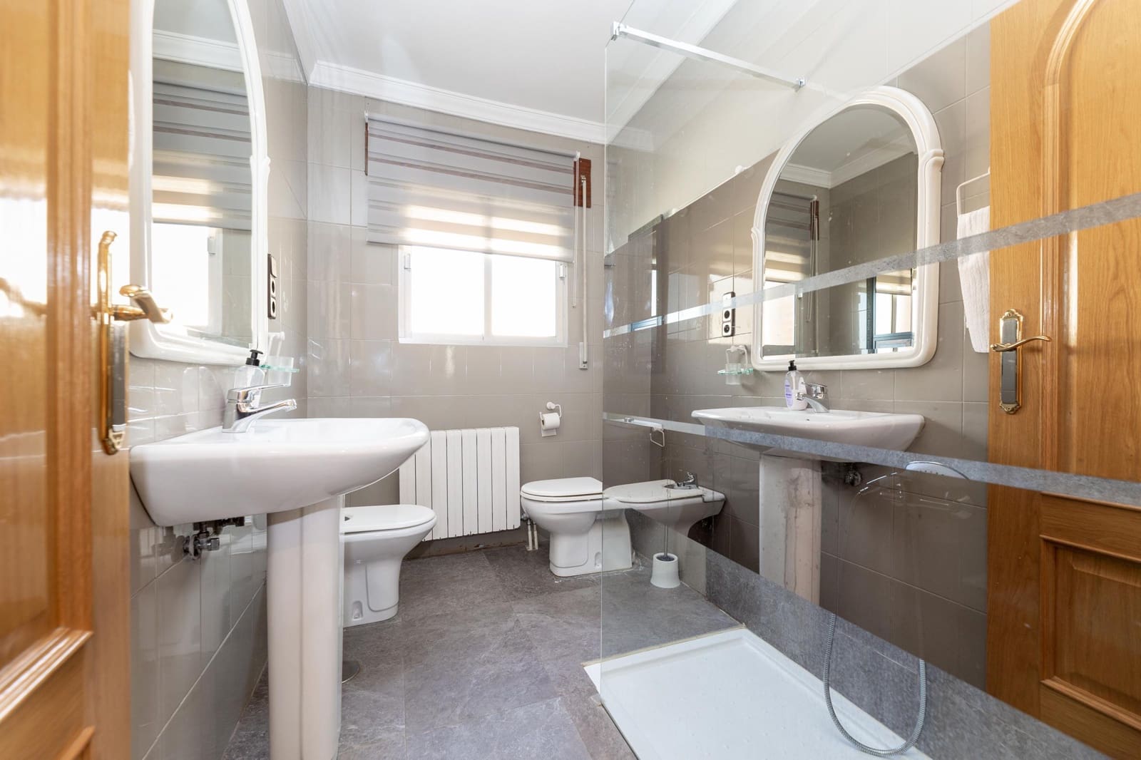 7 soveværelse Villa til salg i Huetor Santillan med swimmingpool garage - € 365.000 (Ref: 8860349)