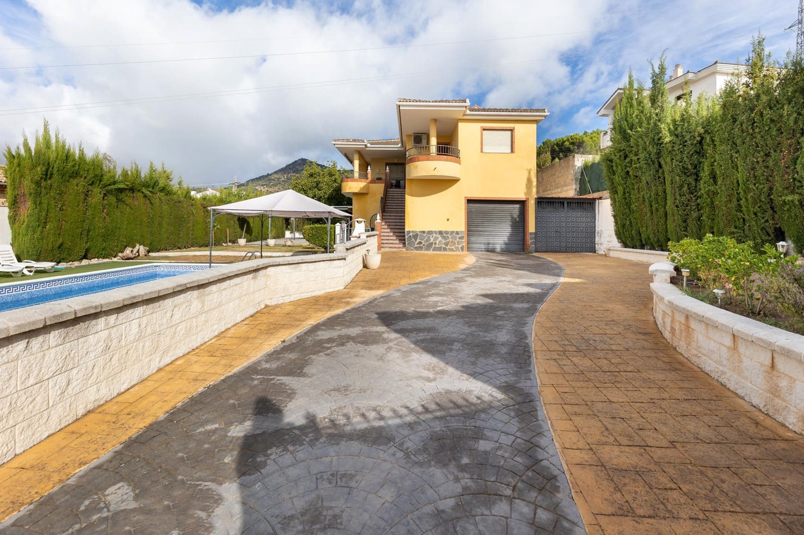 7 soveværelse Villa til salg i Huetor Santillan med swimmingpool garage - € 365.000 (Ref: 8860349)