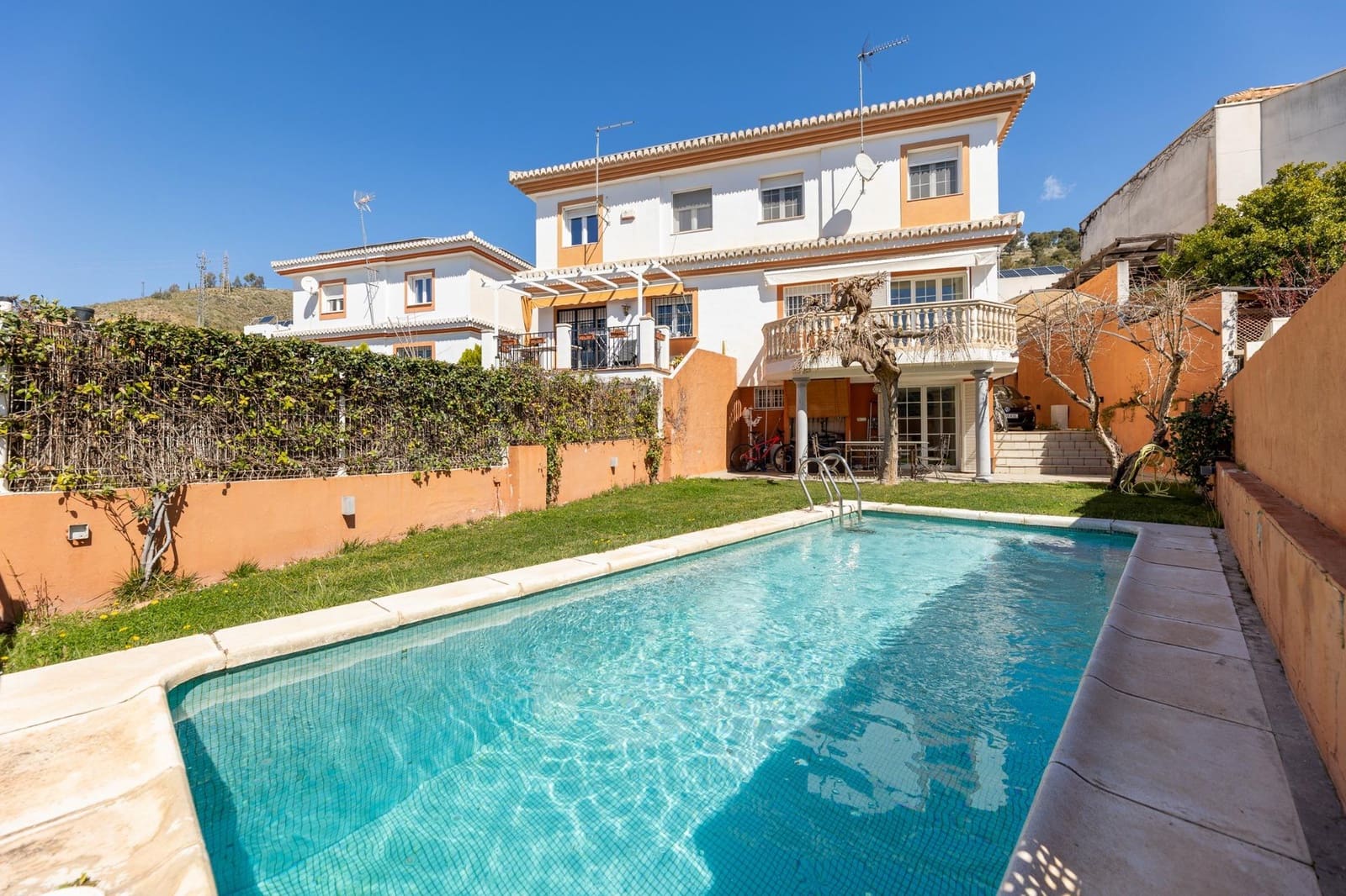 3 soveværelse Villa til salg i Granada by med swimmingpool garage - € 555.000 (Ref: 8929219)
