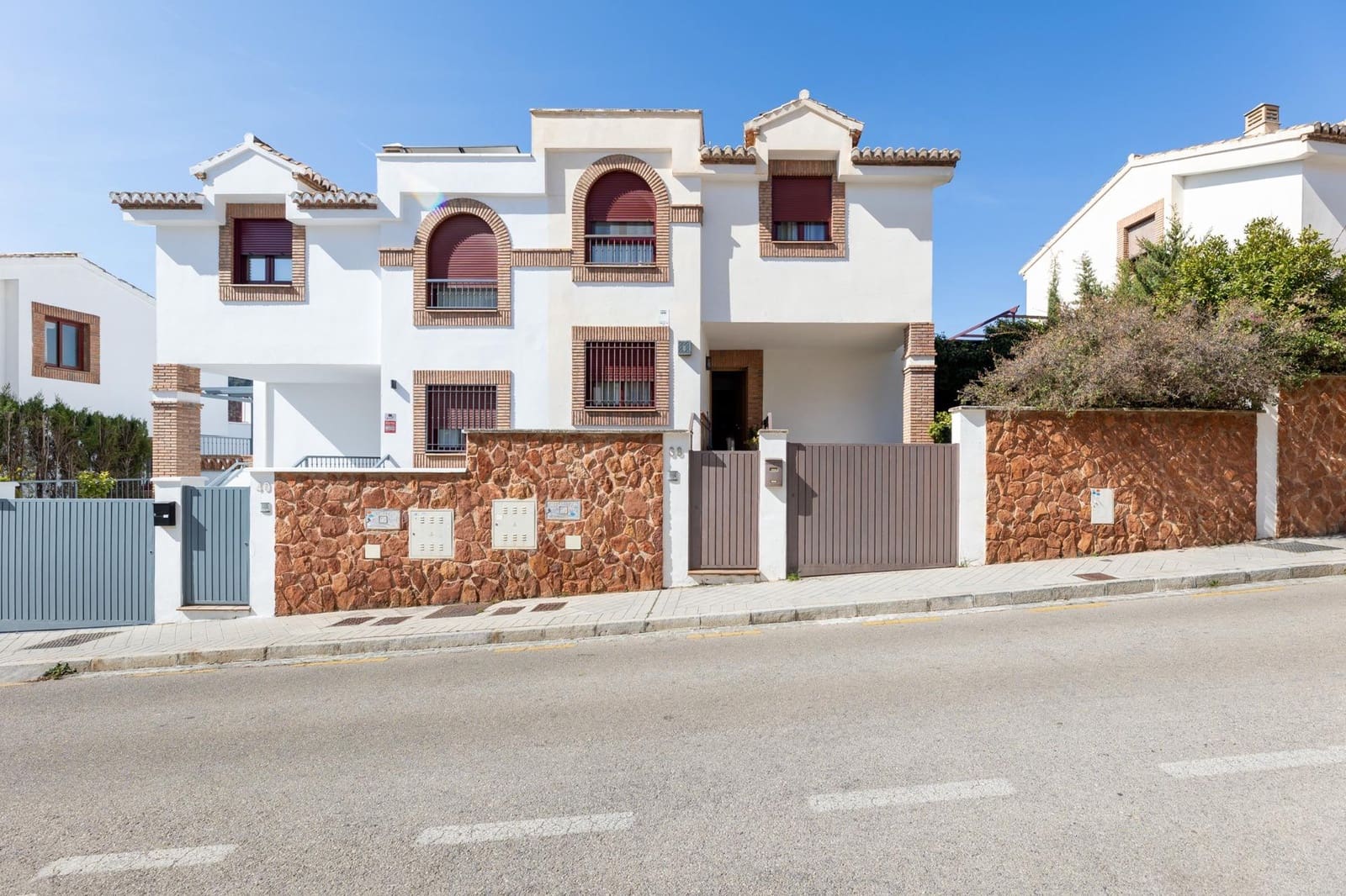 4 bedroom Terraced Villa for sale in Granada city with garage - € 375,000 (Ref: 8943946)