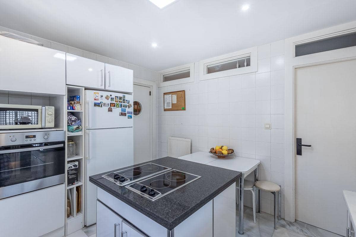 4 soveværelse Villa til salg i Granada by med garage - € 775.000 (Ref: 9018379)