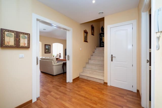 4 slaapkamer Rijtjeshuis te koop in Loja - € 155.000 (Ref: 9023325)