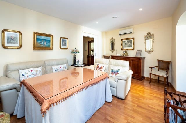 4 slaapkamer Rijtjeshuis te koop in Loja - € 155.000 (Ref: 9023325)