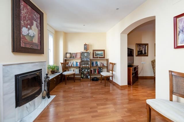 4 slaapkamer Rijtjeshuis te koop in Loja - € 155.000 (Ref: 9023325)