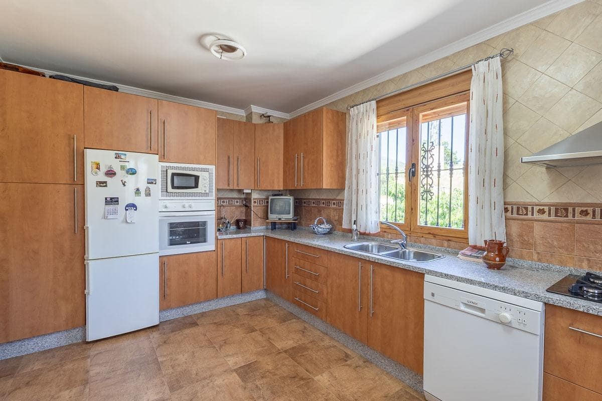 4 soveværelse Villa til salg i Jatar med garage - € 280.000 (Ref: 9034536)