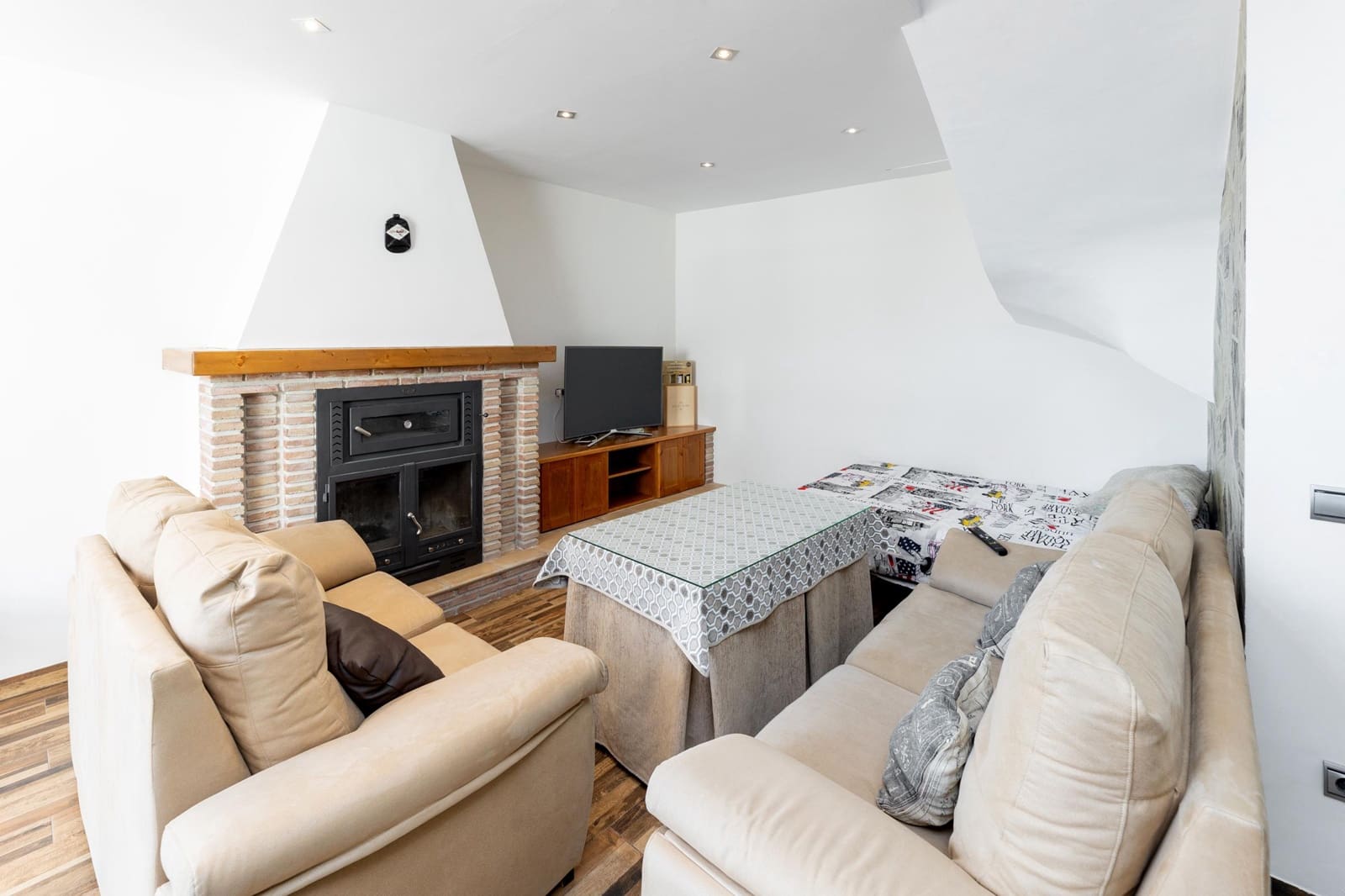 4 soveværelse Rækkehus til salg i Alhama de Granada med garage - € 229.000 (Ref: 9106365)