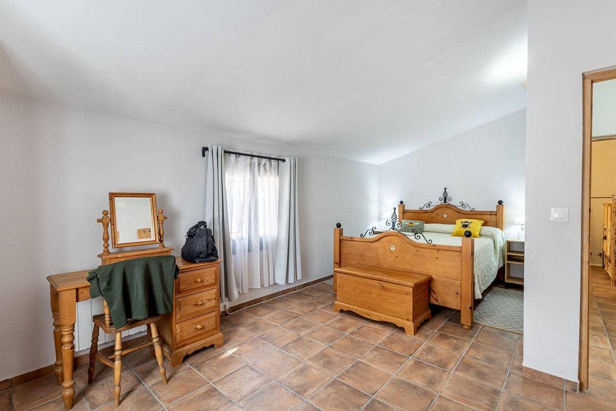 4 bedroom Villa for sale in Arenas del Rey with garage - € 155,000 (Ref: 9264294)