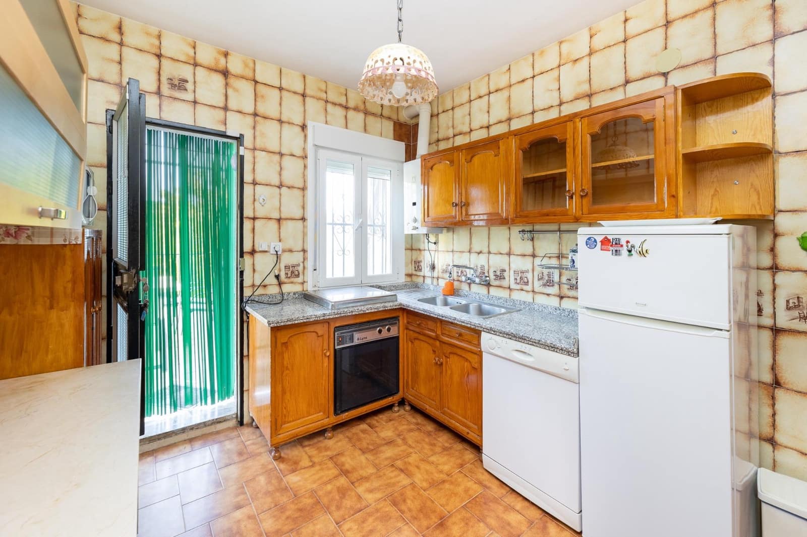 4 soveværelse Villa til salg i Dilar med swimmingpool garage - € 349.900 (Ref: 9349145)