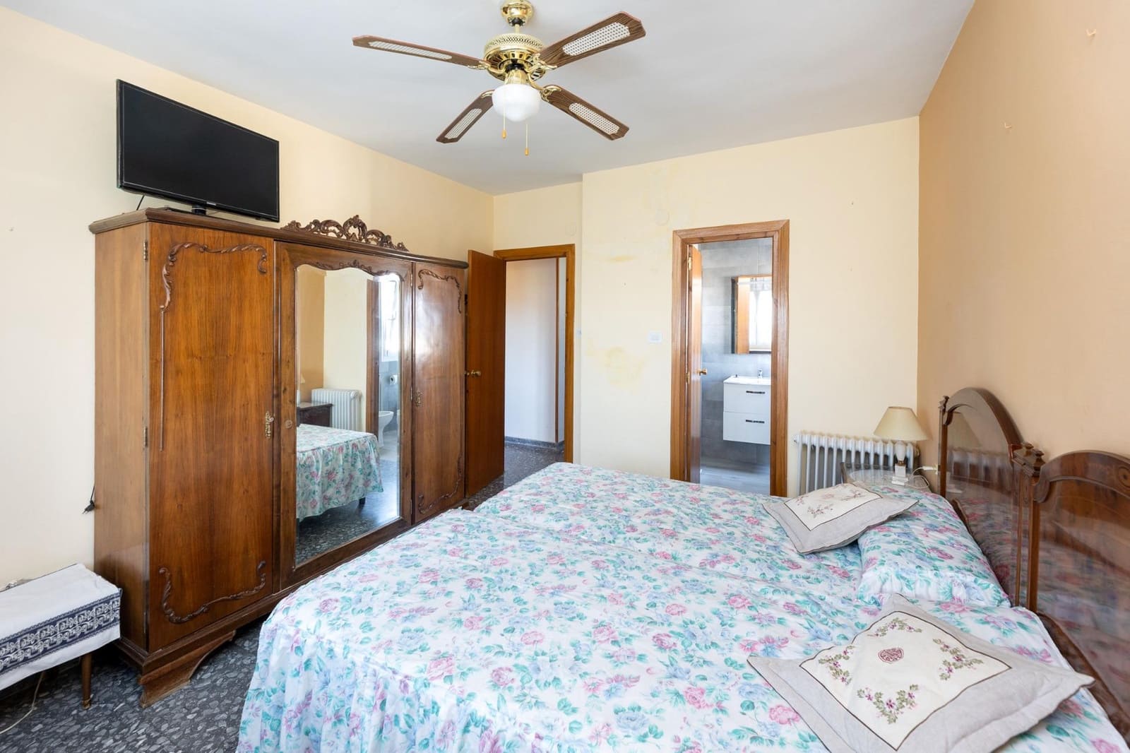 4 soveværelse Villa til salg i Dilar med swimmingpool garage - € 349.900 (Ref: 9349145)