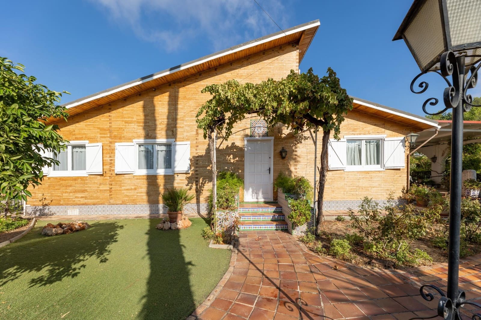 5 bedroom Villa for sale in Albolote with pool garage - € 315,000 (Ref: 9385225)