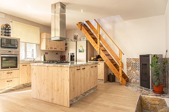 4 slaapkamer Finca/Landhuis te koop in Castillo de Locubín met zwembad - € 200.000 (Ref: 9393274)