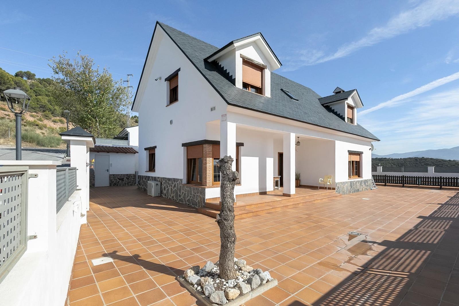 4 soverom Villa til salgs i Huetor Santillan med svømmebasseng garasje - € 330 000 (Ref: 9406320)