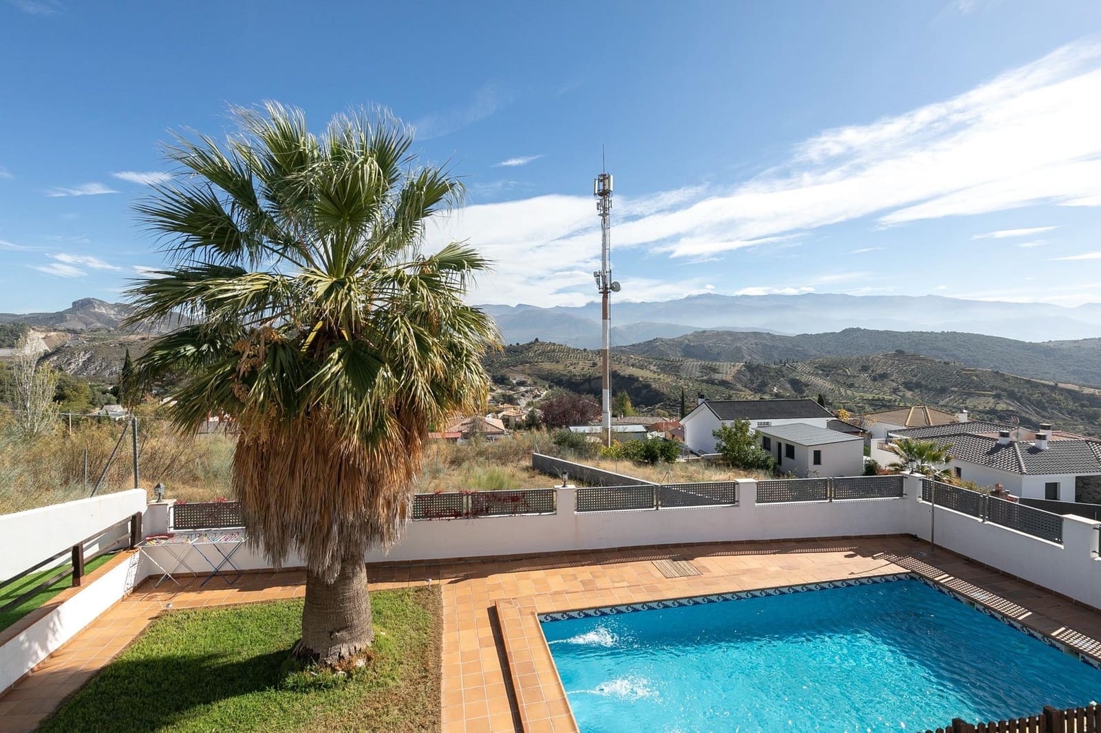 4 soverom Villa til salgs i Huetor Santillan med svømmebasseng garasje - € 330 000 (Ref: 9406320)