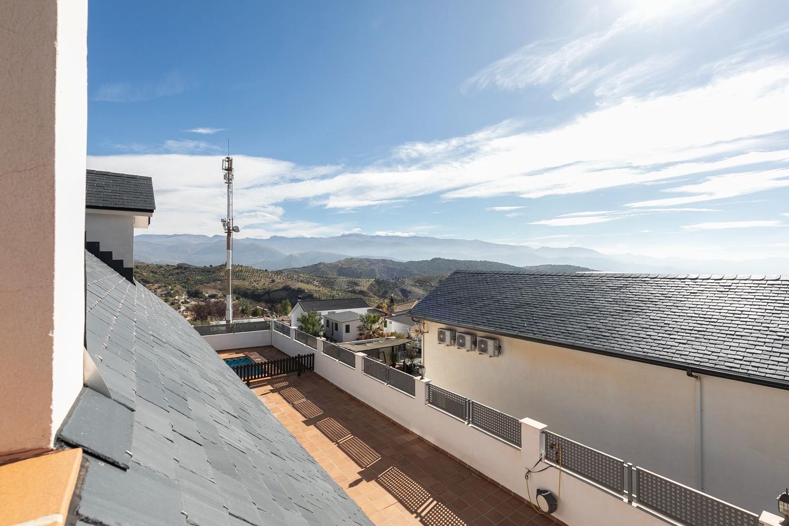 4 soverom Villa til salgs i Huetor Santillan med svømmebasseng garasje - € 330 000 (Ref: 9406320)