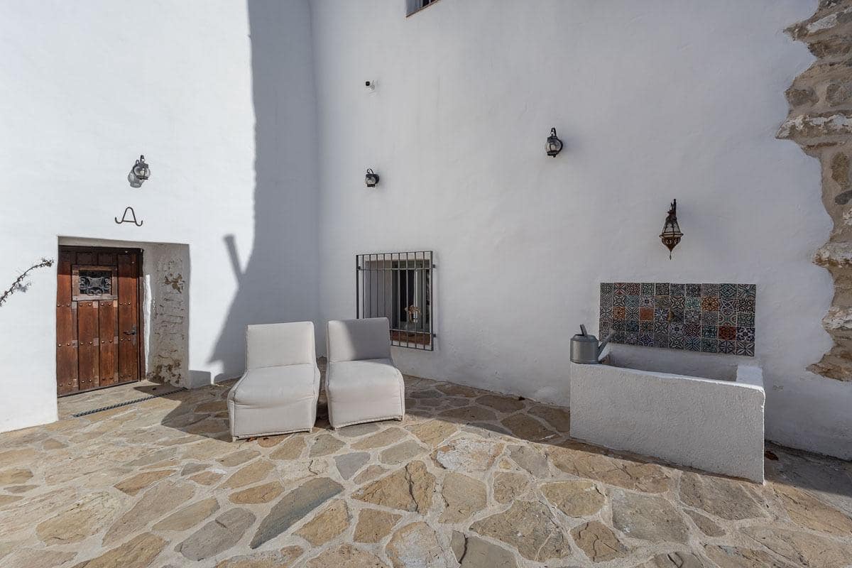 Chalet de 5 habitaciones en Montefrío en venta con piscina garaje - 345.000 € (Ref: 9461863)