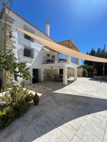 Chalet de 5 habitaciones en Montefrío en venta con piscina garaje - 345.000 € (Ref: 9461863)