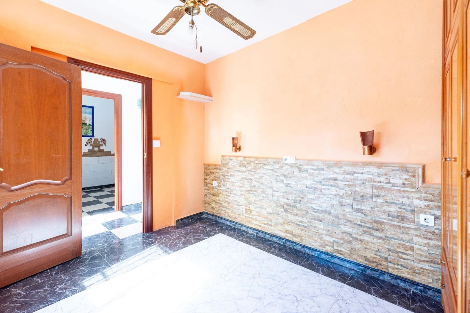 Chalet de 3 habitaciones en Granada ciudad en venta - 95.000 € (Ref: 9504328)