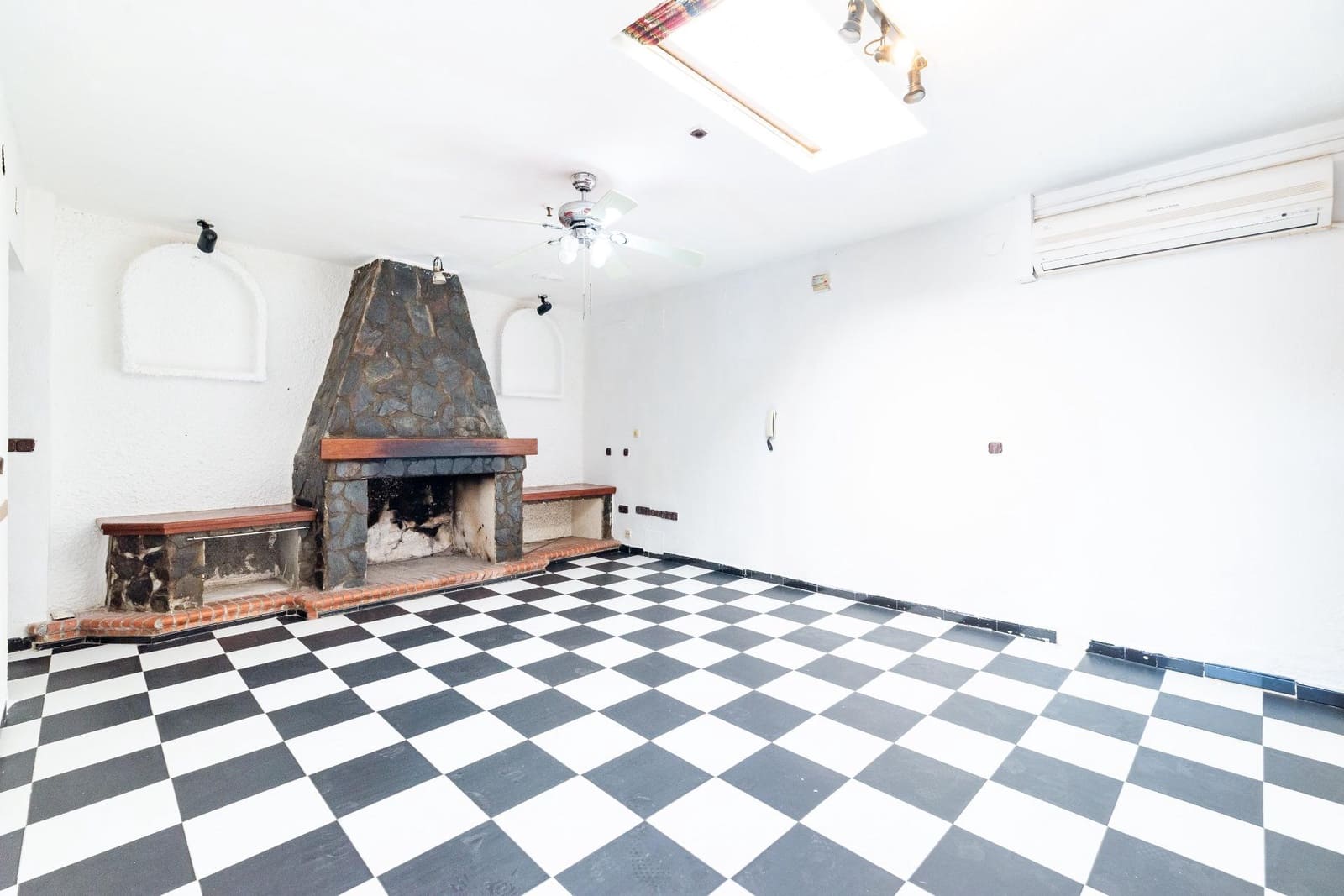 Chalet de 3 habitaciones en Granada ciudad en venta - 95.000 € (Ref: 9504328)